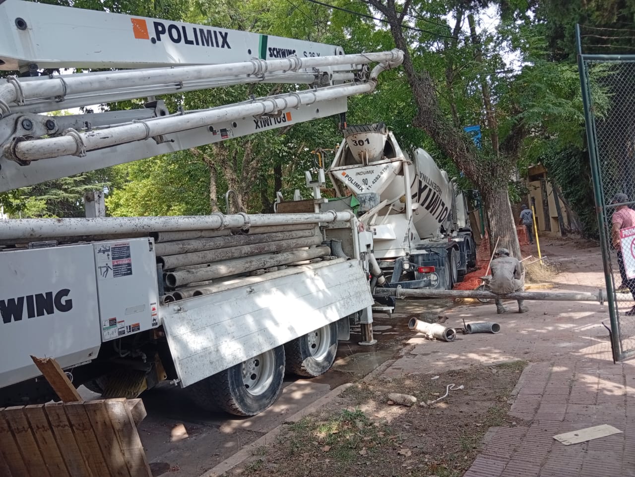 Camión hormigonero y equipo de bombeo de hormigón en una obra de ProObras