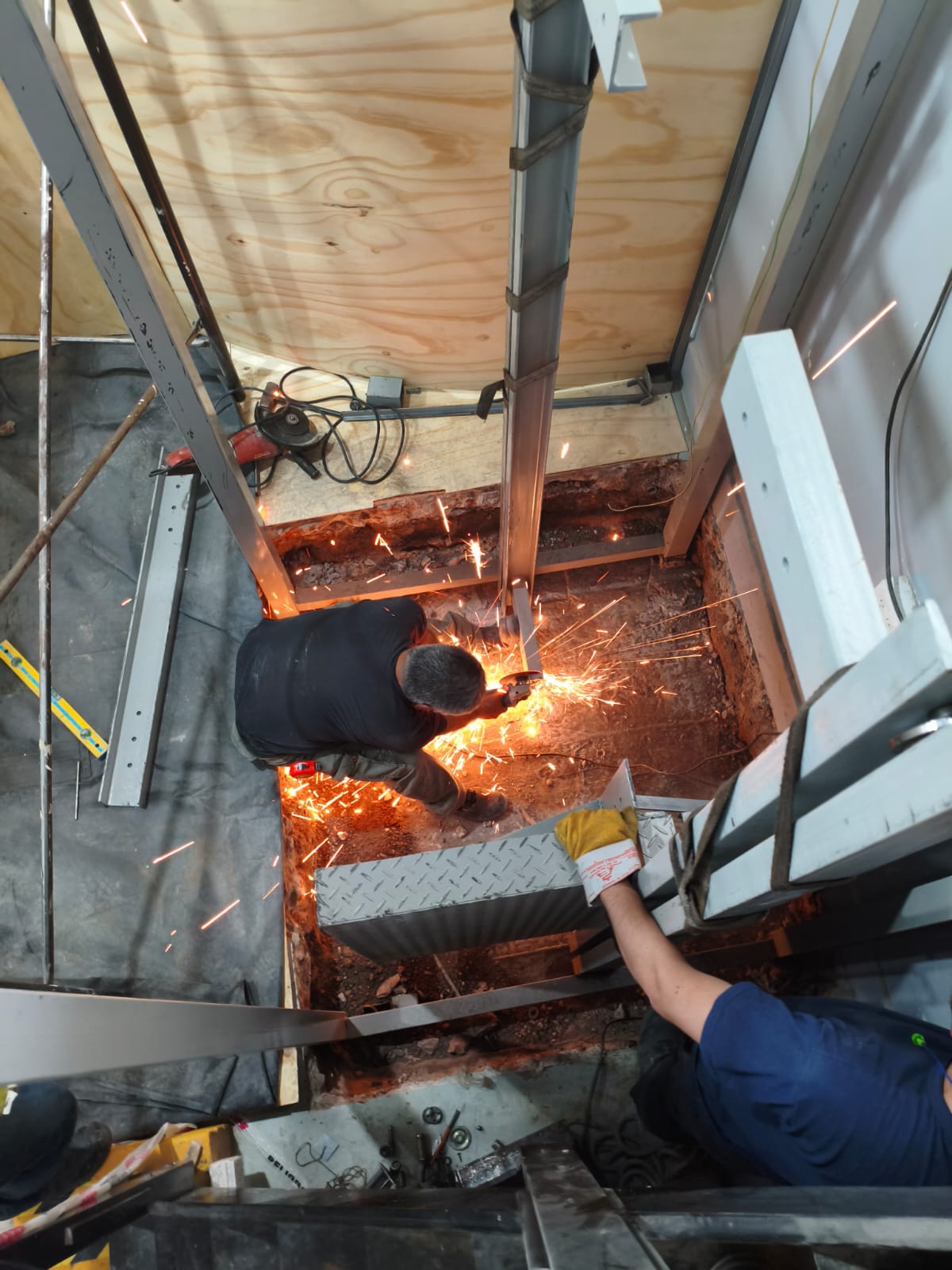 Trabajo sobre la estructura metálica del montacargas durante su fabricación